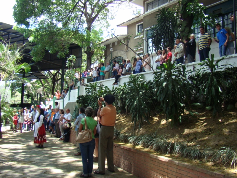 Raising of the flags in tribute at the Caracas Basque club (photos Jazoera)